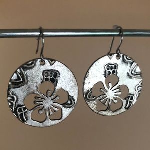 3/$15 ☘️ Silver Cutout Earrings